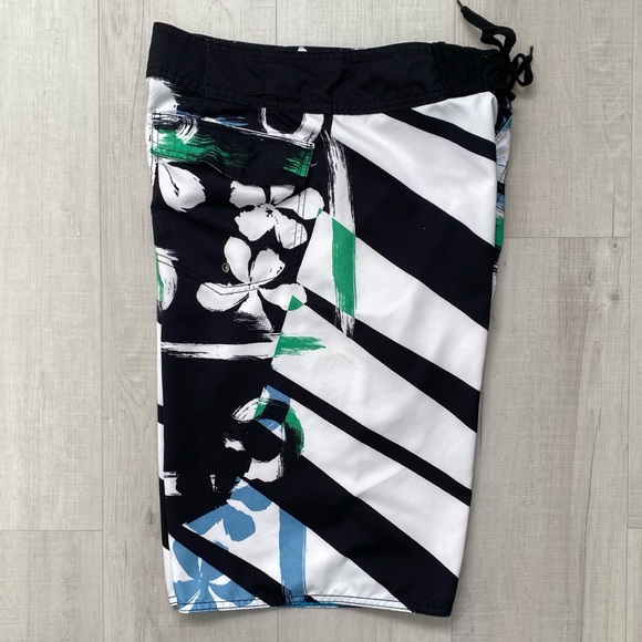 Men's Basic Concepts White/Blue/Green Floral Boardshorts Swim Shorts Size 30 - Picture 8 of 9